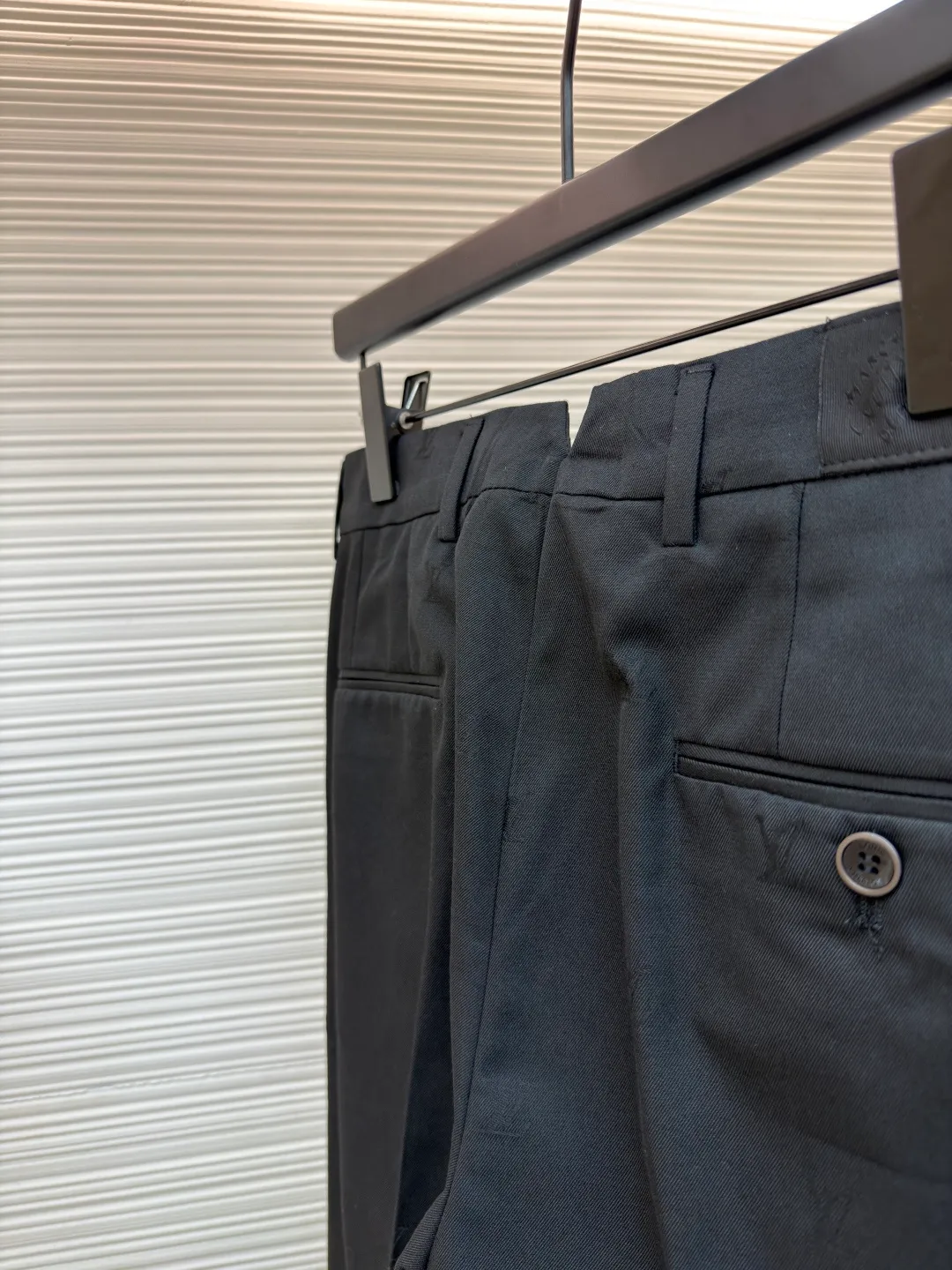 LOUIS VUITTON full-width jacquard suit pants ●Original version: Purchased and developed for 34500 ●Item number: 1680846-B50 ●Material: soft wool satin fabric ●Technology: jacquard production ●Version: fitted version ●Weight: about 460 grams ●Size: 50-52-54-56 ●Description: Customized soft wool satin, as smooth as silk, full of drape, with a deep black charm Deep and mysterious, the full-width LV Blason jacquard slowly unfolds on the wool, as if injecting soul into these pants. Decorated with LV logo embroidery, it inadvertently reveals a noble style. Smooth lines outline a neat straight silhouette, showing a calm and elegant attitude. The jacquard process controls the interweaving of warp and weft threads by weaving LV Bladon textile technology on the surface of the fabric, and precisely controls the interlacing density and tension of the yarn to make it more three-dimensional. Adopt imported machine embroidery technology, use advanced computer control system and precision mechanical components to achieve LV logo embroidery work with high precision and smooth and delicate lines. The trouser legs are manually positioned, cut and gathered using fine needles and threads with a color similar to the fabric to perform needle-picking operations on the edges of the trouser legs to make the edges neater and tighter. The overall wiring is straight and delicate, the fabric is comfortable and soft, and the color is consistent without color difference. It can be matched with the same style to create a fashionable look and control various occasions. Customized accessories, complete with three standards, same style for men and women!